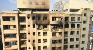 Hindistan'ın Mumbai kentinde 20 katlı binada çıkan yangında 7 kişi öldü