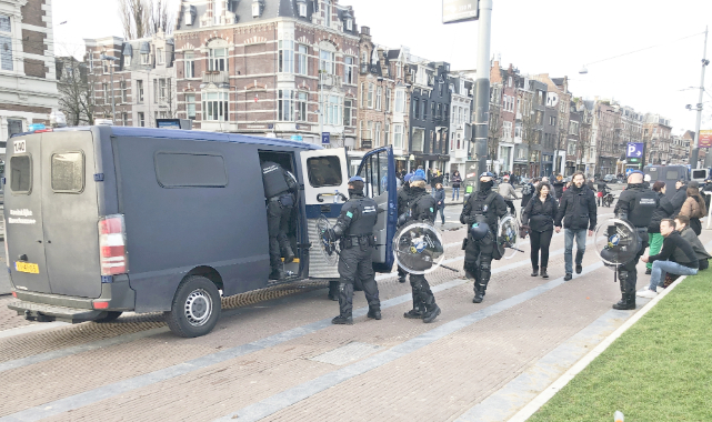 Hollanda'da Kovid-19 kısıtlamalarına protesto