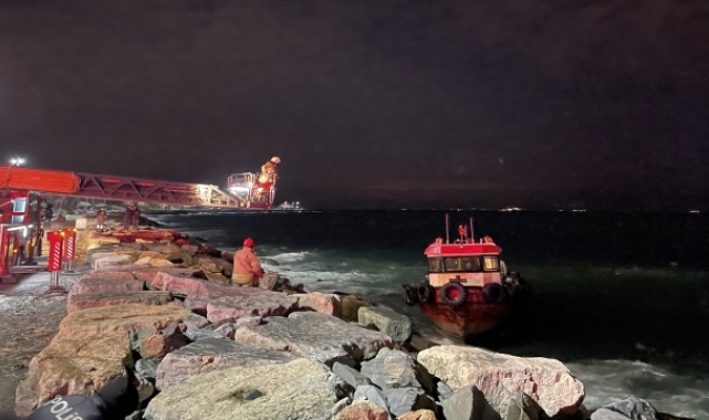 İstanbul'da karaya oturan balıkçı teknesindeki iki kişi kurtarıldı