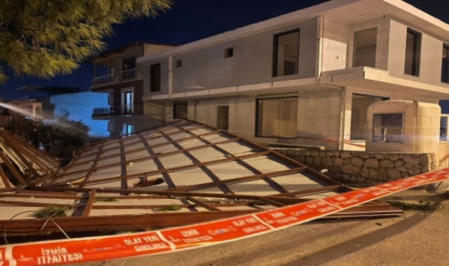 İzmir'de fırtına nedeniyle uçan çatı, elektrik tellerini kopardı