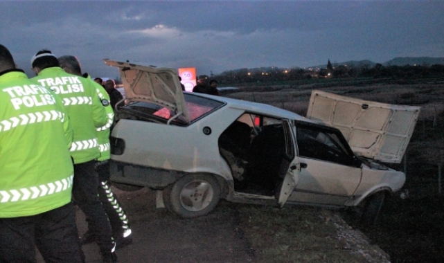 İzmir'de kaza yapan otomobil yol kenarında asılı kaldı