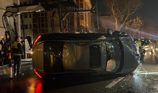 Kadıköy'de takla atan otomobilin sürücüsü yaralandı