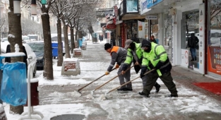 Kaldırımlar kar ve buzdan temizleniyor
