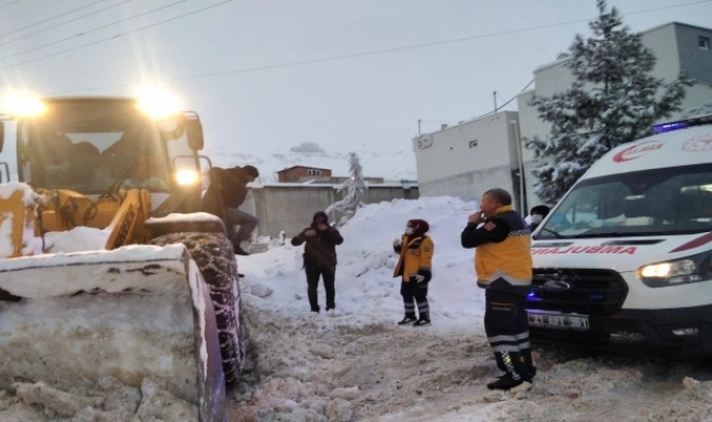 Kardan kapanan yolu açan ekipler hamile kadını hastaneye ulaştırdı