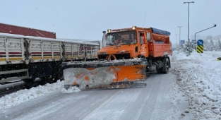 Malatya-Adıyaman kara yolu kar nedeniyle tır ve kamyon geçişine kapatıldı