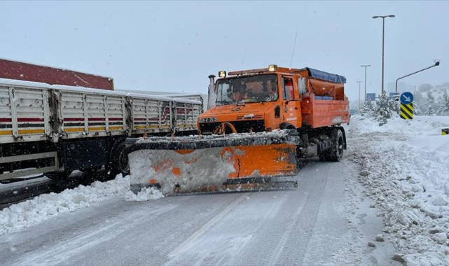 Malatya-Adıyaman kara yolu kar nedeniyle tır ve kamyon geçişine kapatıldı