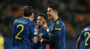 Manchester United son dakika golüyle kazandı