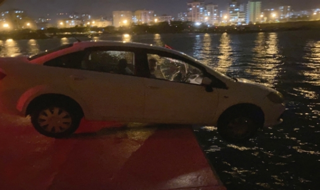 Mersin'de balıkçı barınağının iskelesinde askıda kalan otomobili itfaiye çıkardı