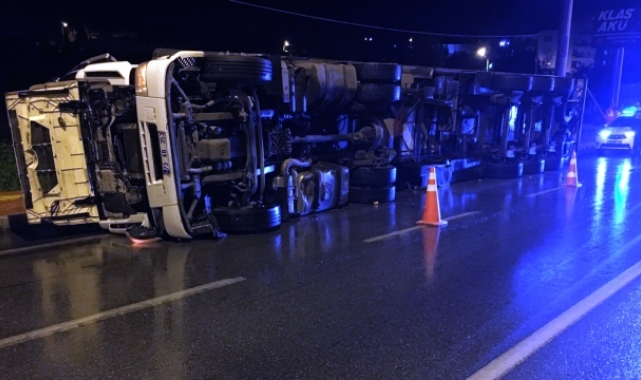 Mersin'de devrilen narenciye yüklü tırın sürücüsü yaralandı