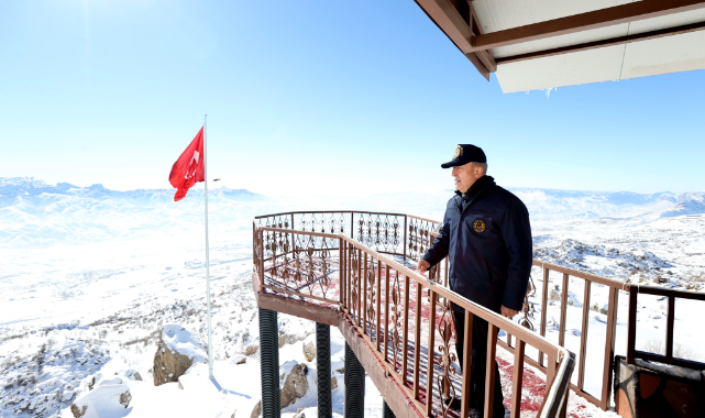 Milli Savunma Bakanı Akar beraberindeki TSK komuta kademesi ile sınırın 'sıfır noktasında'