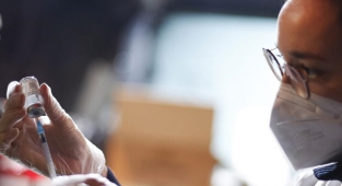 Moderna yetişkinlerde Omicron'a karşı takviye dozu denemeye başladı