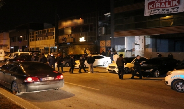 Sakarya'da eğlence merkezi önündeki silahlı kavgada 3 kişi yaralandı