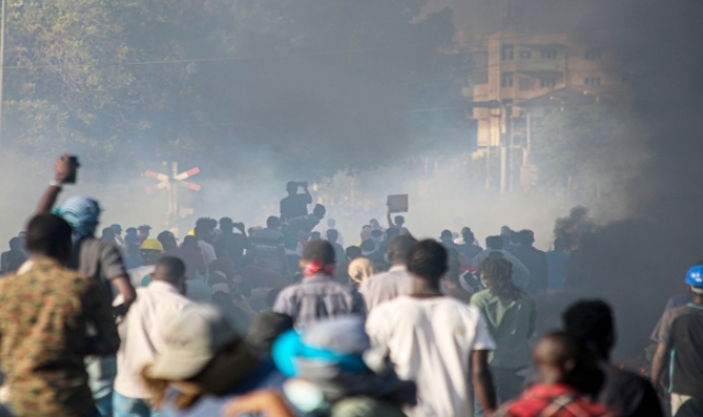 Sudan polisi, sivil yönetim için Cumhurbaşkanlığı Sarayı'na yürüyen göstericileri dağıttı