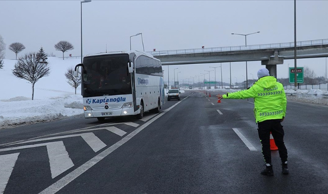 Yolcu otobüslerinin Bolu Dağı'ndan İstanbul yönüne geçişine izin verilmiyor