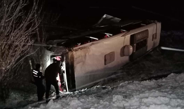 Afyonkarahisar'da yolcu otobüsünün devrilmesi sonucu 21 kişi yaralandı