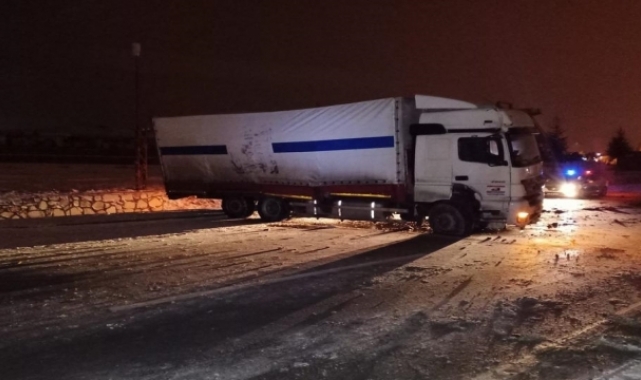 Afyonkarahisar'da yolcu otobüsü, tır ve kamyonun karıştığı kazada 15 kişi yaralandı