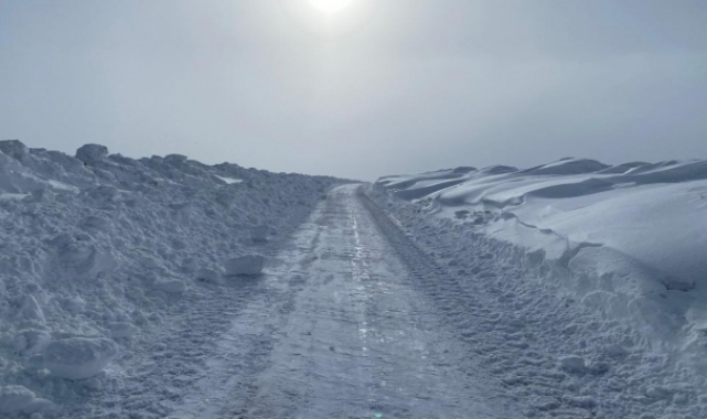Ardahan'da kardan kapanan 18 köy yolu ulaşıma açıldı