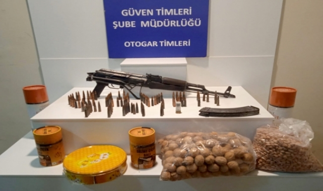 Bayrampaşa'da taksideki bagajından kalaşnikof tüfek çıkan şüpheliye gözaltı