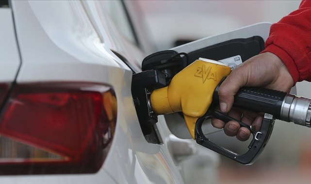 Benzinin litresine 39, motorine 32 kuruş zam