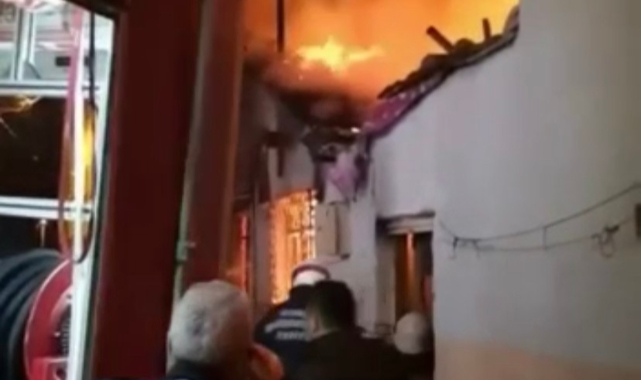 Bursa’da ahşap bina alev alev yandı