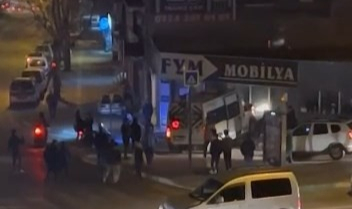 Bursa'da kontrolden çıkan servis minibüsü mobilyacıya girdi