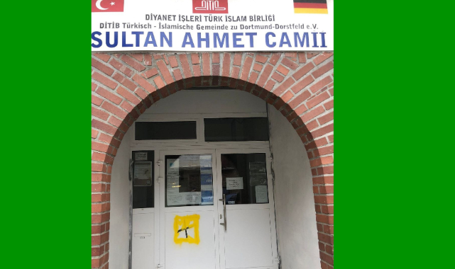 Cami kapısına gamalı haç çizildi