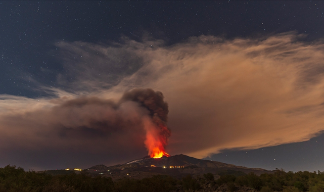 Etna Yanardağı yeniden kül ve lav püskürttü