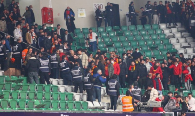 Fenerbahçe - Galatasaray maçı karıştı; Tribünler boşaltıldı