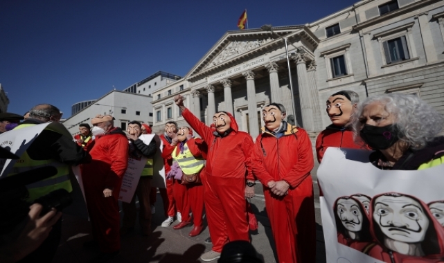 İspanya'da emeklilerden "La Casa de Papel" kostümlü protesto