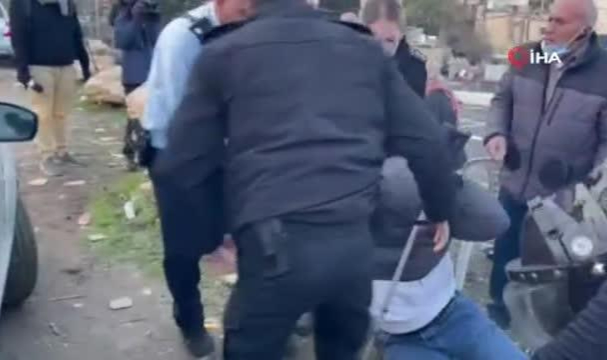 İsrail güçleri, koltuk değnekli yaşlı adamı darp etti