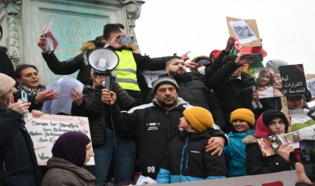 İsveç'te çocukları ellerinden alınan Müslüman ailelerden gösteri