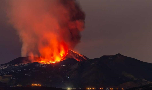 İtalya'da Etna Yanardağı bu yıl ilk kez lav püskürttü