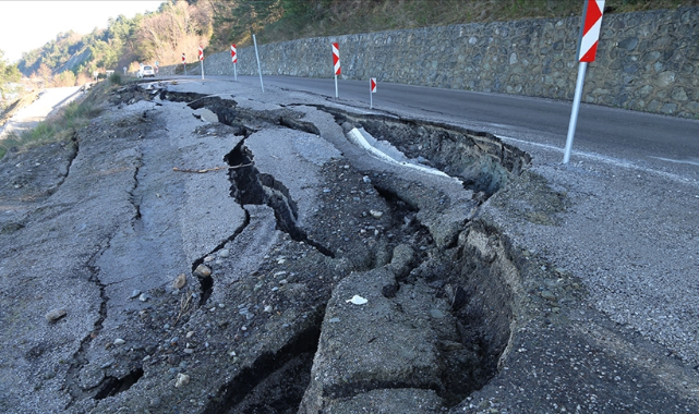 Kastamonu'da eriyen kar heyelana neden oldu