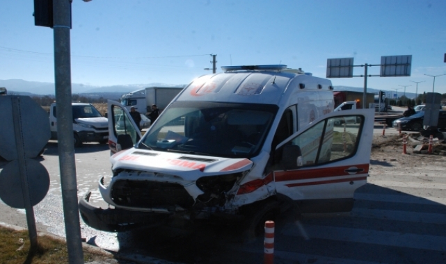 Kütahya'da hasta taşıyan ambulans ile iki araç çarpıştı