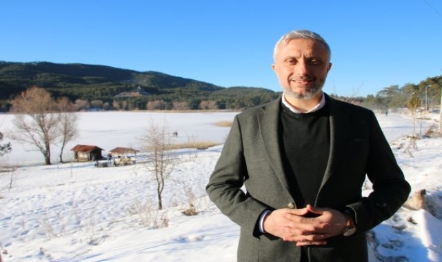Kütahya'da kalp şeklindeki donan göl kış manzarasıyla ziyaretçi çekiyor