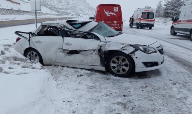 Malatya'da tıra çarpan otomobildeki 4 kişi yaralandı