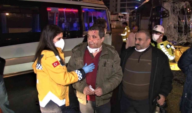 Maltepe'de İETT otobüsü yolcu bekleyen minibüse çarptı: 5 yaralı