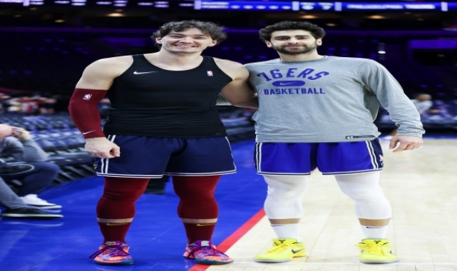NBA'deki Türk oyuncular Furkan ve Cedi karşılaştıkları maç öncesi dostluk pozu verdi