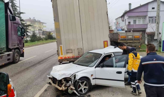 Otomobil tıra arkadan çarptı