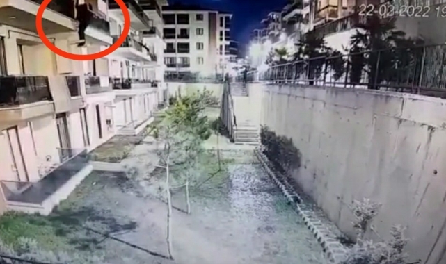 Palalı örümcek adam 5.kattan aşağıya böyle indi...