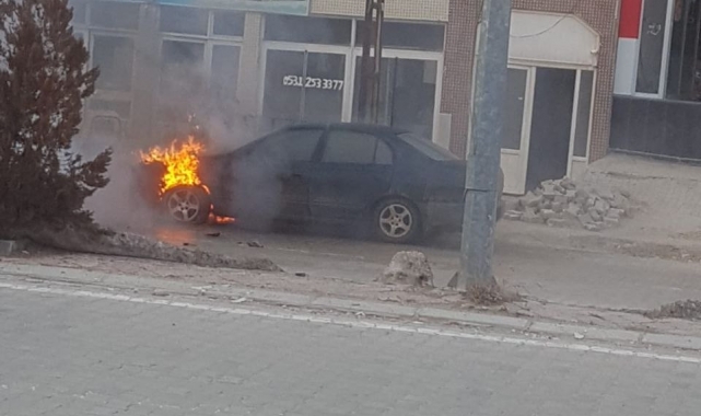 Seyir halindeki araç alev aldı