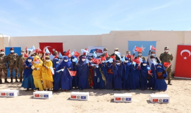 Somali Türk Görev Kuvveti Komutanlığı, okullara gıda ve kırtasiye yardımı yaptı