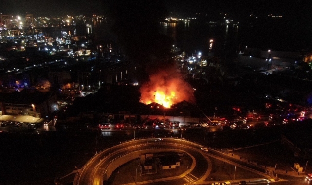 Tuzla'da alevlere teslim olan fabrika havadan görüntülendi