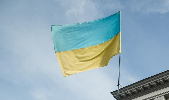 Ukrayna'da milletvekilleri destek veren ülkelerin bayraklarını açtı