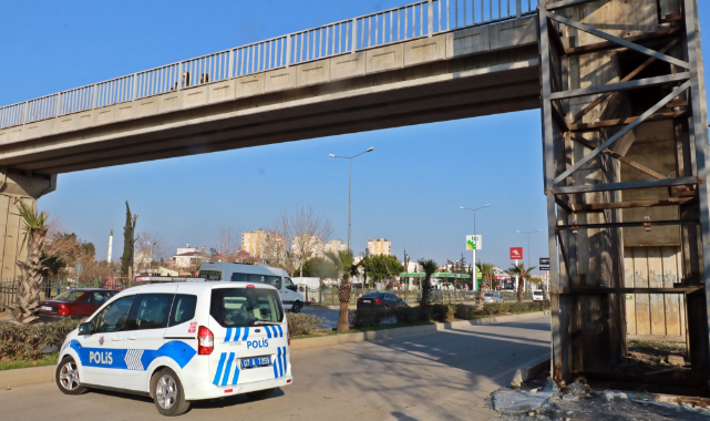 Üst geçit asansör kabininden demir çalarken yakalandı, polise 'çektirme abi' dedi