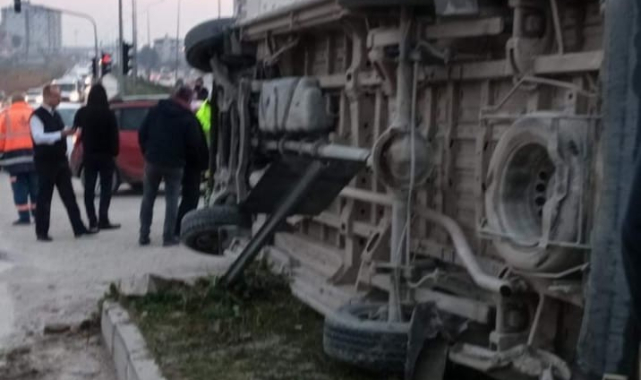 Yolcu otobüsü ile öğrenci servis çarpıştı: 16 yaralı