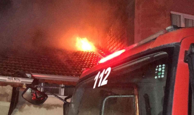 2 katlı binada çıkan yangında 3 kişi dumandan zehirlendi