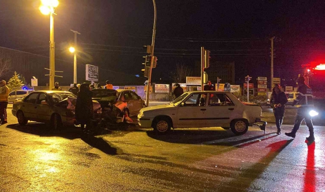 3 otomobilin karıştığı zincirleme kazada 7 kişi yaralandı