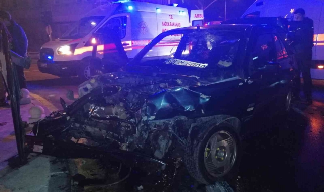 Alkollü sürücü belediye otobüsüne çarptı: 2 yaralı