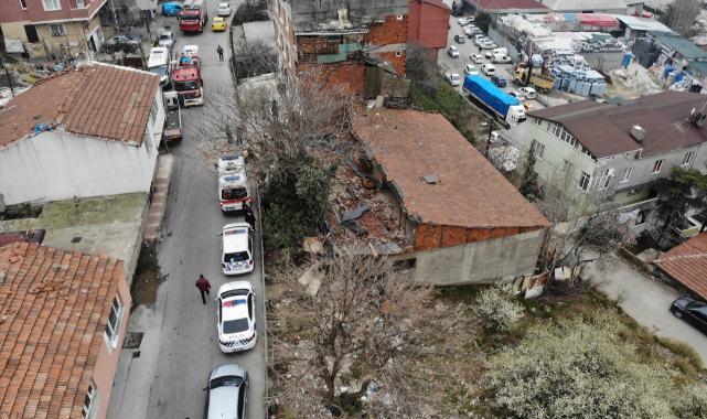 Ataşehir'de 2 katlı evin çatısı çöktü